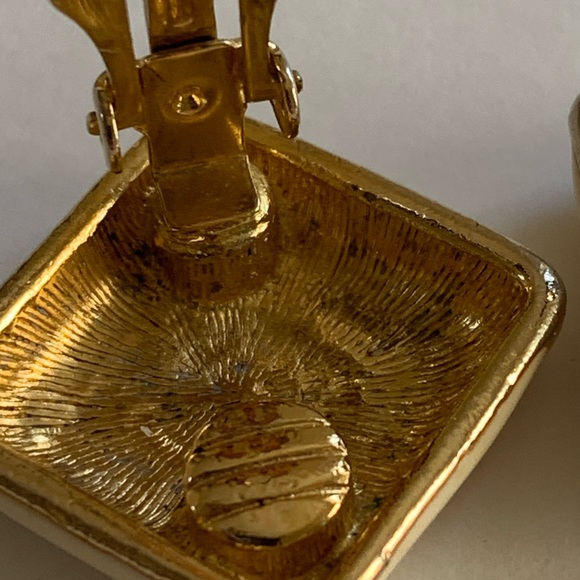 Vintage Cream and Black Enamel Clip On Earrings Gold tone diamond shaped - Picture 4 of 12